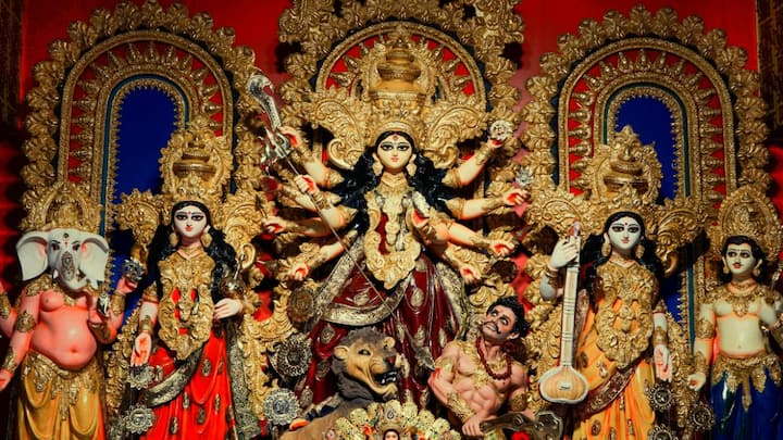 दक्षिणपाड़ा दुर्गोत्सव इस बार अलग अंदाज में छा गया है. पूरे पंडाल को औजारों और धातु की चादरों जैसे वेस्ट मटेरियल से सजाकर एक अनोखी पहचान बनाई गई है.