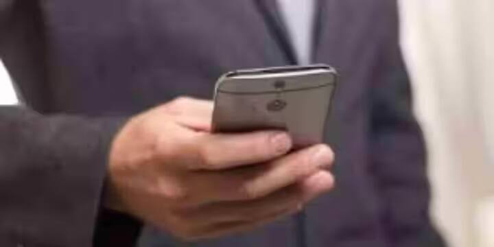 કંપનીએ આ ઉપકરણને નાના વ્યવસાયો અને ગ્રામીણ વિસ્તારો માટે વધુ સુલભ બનાવવા માટે તેની કિંમત ₹2,000 થી ઓછી રાખી છે. બેટરીથી ચાલતું આ ઉપકરણ વીજળી ગુલ થવા પર પણ કામ કરે છે અને નોંધણી વગર આધાર સાથે જોડાયેલા બેંક ખાતા ધરાવતા કોઈપણ વ્યક્તિ તેનો ઉપયોગ કરી શકે છે. પાયલોટ પરીક્ષણ પૂર્ણ થઈ ગયું છે, અને હવે, UIDAI અને NPCI તરફથી મંજૂરી મળ્યા પછી, તેને બેંકો અને ફિનટેક કંપનીઓની મદદથી બજારમાં રજૂ કરવામાં આવશે.