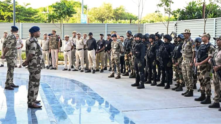 <div>CISF & ITBP Get New Chiefs: Praveer Ranjan, Praveen Kumar Appointed To Top Posts</div>