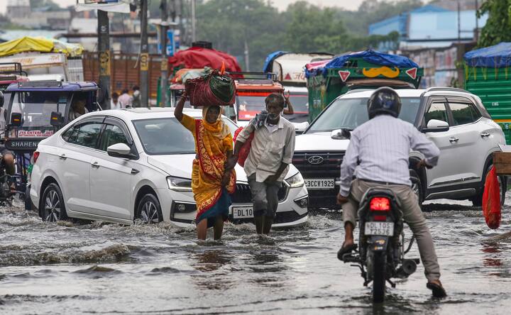 বজ্রবিদ্যুৎসহ বিক্ষিপ্তভাবে হালকা থেকে মাঝারি বৃষ্টির সম্ভাবনা। সঙ্গে ৩০ থেকে ৪০ কিলোমিটার গতিবেগে দমকা ঝোড়ো বাতাসের সতর্কতা। বজ্রবিদ্যুৎসহ বৃষ্টির সম্ভাবনা নয় জেলাতে।