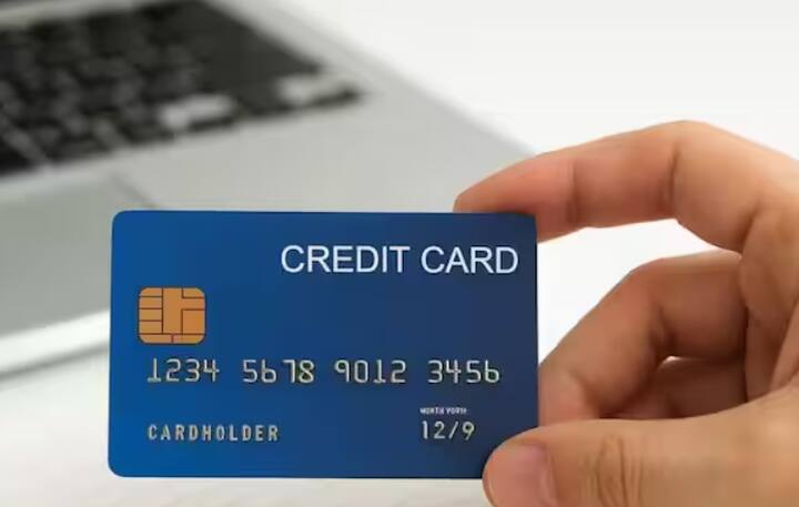 ਆਪਣੇ ਕ੍ਰੈਡਿਟ ਕਾਰਡ ਜਾਂ ਲੋਨ ਸੀਮਾ ਨੂੰ ਸਮਝਦਾਰੀ ਨਾਲ ਵਰਤਣਾ ਵੀ ਮਹੱਤਵਪੂਰਨ ਹੈ। ਹਮੇਸ਼ਾ ਪੂਰੀ ਸੀਮਾ ਦੀ ਵਰਤੋਂ ਨਾ ਕਰੋ। ਇਸਦਾ ਸਿਰਫ਼ 30-40% ਖਰਚ ਕਰੋ। ਇਹ ਯਕੀਨੀ ਬਣਾਉਂਦਾ ਹੈ ਕਿ ਤੁਸੀਂ ਆਪਣੇ ਵਿੱਤ ਨੂੰ ਸੰਤੁਲਿਤ ਢੰਗ ਨਾਲ ਪ੍ਰਬੰਧਿਤ ਕਰ ਸਕਦੇ ਹੋ ਅਤੇ ਸਮੇਂ ਸਿਰ ਉਹਨਾਂ ਦਾ ਭੁਗਤਾਨ ਕਰ ਸਕਦੇ ਹੋ।