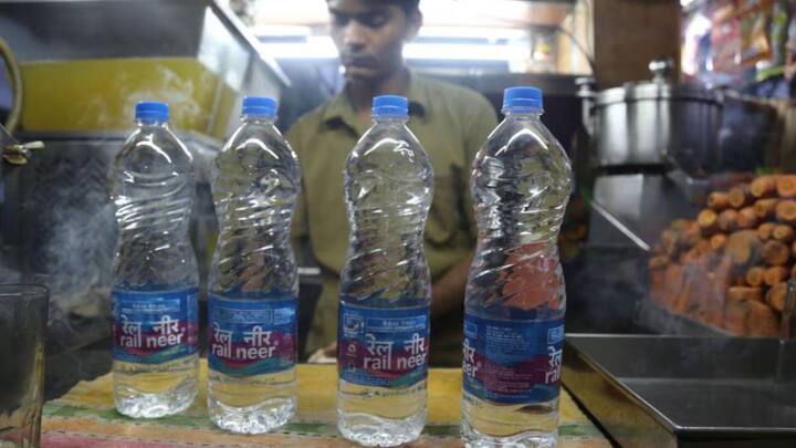 रेल्वे विभागाने ट्रेन आणि रेल्वे स्टेशनमध्ये विकल्या जाणाऱ्या रेल नीर या बॉटलबंद पाणीच्या विक्री दरातही कपात केली आहे. त्यामुळे, प्रवाशांना आता 15 रुपयांची एक लिटरची पाणी बॉटल 14 रुपयांत मिळेल. तर 10 रुपयांची अर्धा लिटरची पाणी बॉटल 9 रुपयांना मिळणार आहे.