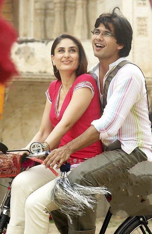 The pair of Kareena Kapoor and Shahid Kapoor caused a lot of havoc at the box office in 2007 with 'Jab We Met'. The role of the actress's song in this film became quite popular and even today the audience remembers one of its dialogues. You can enjoy this film on prime video.