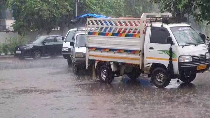 આજે વહેલી સવારે 5 વાગ્યાથી જ અમદાવાદના વાતાવરણમાં પલટો આવ્યો હતો અને ગાજવીજ સાથે ધોધમાર વરસાદ શરૂ થયો હતો.  શહેરના પૂર્વ વિસ્તારો જેવા કે નરોડા, નિકોલ, મણિનગર, વસ્ત્રાલ અને પશ્ચિમ અમદાવાદના એસ. જી. હાઈવે, પ્રહલાદનગર, વેજલપુર, સેટેલાઈટ, શિવરંજની સહિતના વિસ્તારોમાં નોંધપાત્ર વરસાદ પડ્યો હતો. વરસાદને કારણે શહેરના વાતાવરણમાં ઠંડક પ્રસરી ગઈ છે.