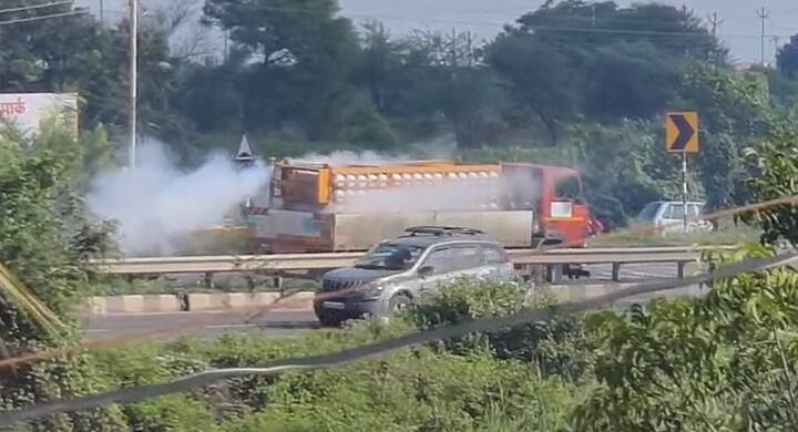 पुणे-नाशिक महामार्गावर नारायणगाव बायपास परिसरात गॅस वाहतूक करणाऱ्या टँकरमधून अचानक मोठ्या प्रमाणात गॅस गळती झाली.