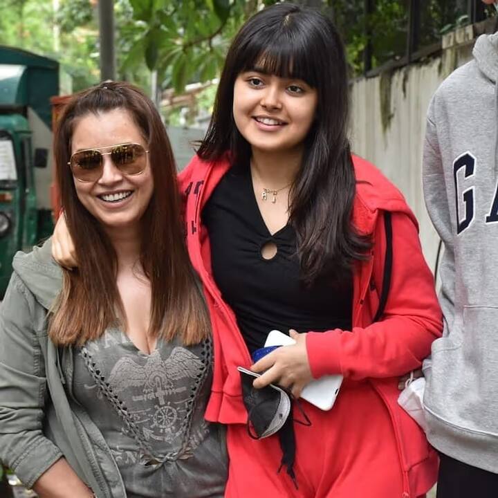 महिमा चौधरी ने साल 1997 में फिल्म ‘परदेस’ के जरिए बॉलीवुड में कदम रखा और पहली ही फिल्म से वो स्टार भी बन गई. उनकी एक्टिंग के साथ खूबसूरती के भी उस दौर में खूब चर्चे होते थे. लेकिन अब एक्ट्रेस अपनी बेटी को लेकर चर्चा में हैं. दरअसल एक्ट्रेस की बेटी क्यूटनेस और खूबसूरती में मां को कड़ी टक्कर देती हैं. इस वक्त उनके वीडियोज और तस्वीरें सोशल मीडिया पर खूब वायरल भी हो रहे हैं.