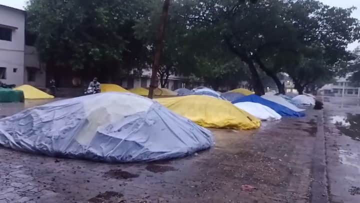 પરંતુ, ગઈકાલે ગ્રામ્ય પંથકમાં પડેલા વરસાદ પહેલા આ મગફળીને શેડમાં ખસેડવામાં આવી ન હતી. મગફળીનો ઉતારો ખુલ્લામાં જ આપવામાં આવ્યો હોવાથી અચાનક આવેલા વરસાદને કારણે અંદાજે 5,000 થી વધુ ગૂણી મગફળી સંપૂર્ણપણે પલળી ગઈ.