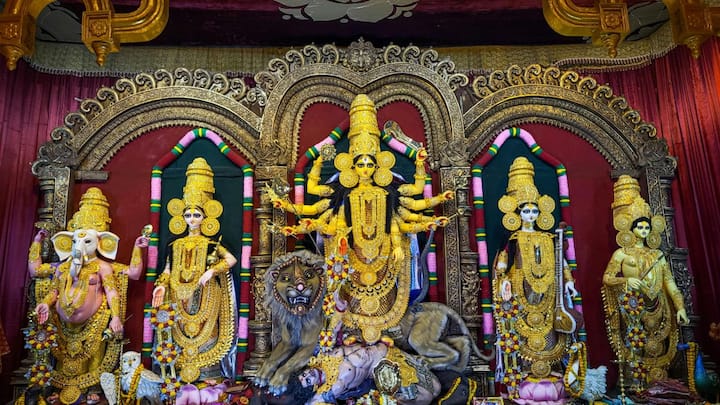 कोलकाता का लेक टाउन आदिवासी बृंदा दुर्गा पूजा पंडाल सामाजिक संदेश, वर्तमान घटनाएँ, तीर्थ यात्रा और ग्रामीण जीवन जैसी थीमों पर ध्यान देता है. साथ ही रक्तदान शिविर, स्वास्थ्य जांच और गरीबों की आर्थिक मदद भी की जाती है.