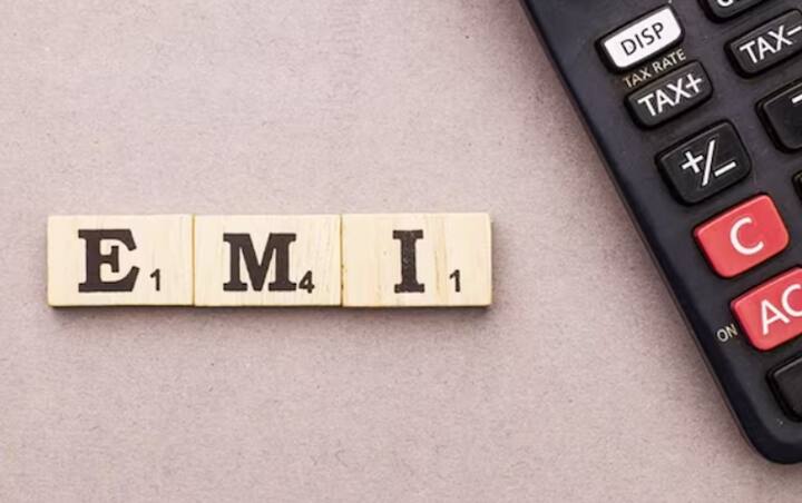 ਇਸ ਤੋਂ ਇਲਾਵਾ, ਸਾਰੇ ਬਿੱਲਾਂ ਅਤੇ EMI ਦਾ ਸਮੇਂ ਸਿਰ ਭੁਗਤਾਨ ਕਰਨਾ ਤੁਹਾਡੇ ਸਕੋਰ ਨੂੰ ਬਿਹਤਰ ਬਣਾਉਣ ਦਾ ਸਭ ਤੋਂ ਆਸਾਨ ਤਰੀਕਾ ਹੈ। ਭਾਵੇਂ ਇਹ ਕ੍ਰੈਡਿਟ ਕਾਰਡ ਬਿੱਲ ਹੋਵੇ ਜਾਂ ਹੋਮ ਲੋਨ ਦੀ ਕਿਸ਼ਤ, ਦੇਰ ਨਾਲ ਭੁਗਤਾਨ ਕਰਨ ਨਾਲ ਤੁਹਾਡਾ ਸਕੋਰ ਘੱਟ ਜਾਂਦਾ ਹੈ। ਸਮੇਂ ਸਿਰ ਭੁਗਤਾਨ ਕਰਨ ਨਾਲ ਤੁਹਾਨੂੰ ਬੈਂਕਾਂ ਅਤੇ ਕ੍ਰੈਡਿਟ ਏਜੰਸੀਆਂ ਨਾਲ ਇੱਕ ਚੰਗਾ ਰਿਕਾਰਡ ਬਣਾਉਣ ਵਿੱਚ ਮਦਦ ਮਿਲਦੀ ਹੈ।