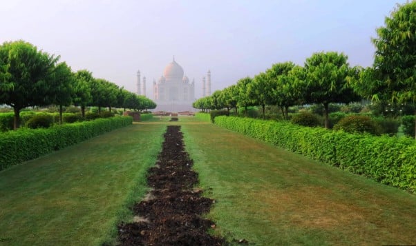 मेहताब बाग: यमुना नदी के किनारे बने मेहताब बाग से ताजमहल का नज़ारा कुछ अलग ही एहसास देता है. हरियाली के बीच से ताज की झलक मंत्रमुग्ध कर देती है.