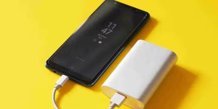 ઉદાહરણ તરીકે, 5000mAh બેટરી ધરાવતો ફોન 3000mAh ફોન કરતાં વધુ સમય સુધી ચાલશે, જો તે સમાન પ્રોસેસર અને ડિસ્પ્લેનો ઉપયોગ કરે. ધારો કે તમારા ફોનમાં 4000mAh બેટરી છે અને તે પ્રતિ કલાક 400mA (મિલિઅમ્પીયર) પાવર વાપરે છે. તમારો ફોન લગભગ 10 કલાક સુધી ચાલી શકે છે. જો કે, વાસ્તવિક બેટરી લાઇફ ઘણા પરિબળો પર આધાર રાખે છે, જેમ કે સ્ક્રીનનું કદ અને તેજ, પ્રોસેસર પાવર વપરાશ, 4G/5G નેટવર્ક વપરાશ, બેકગ્રાઉન્ડ એપ્લિકેશન્સ અને ગેમિંગ અથવા વિડિઓ સ્ટ્રીમિંગ. તેથી, ફક્ત mAh ના આધારે બેટરી લાઇફનું મૂલ્યાંકન કરવું સચોટ નથી.