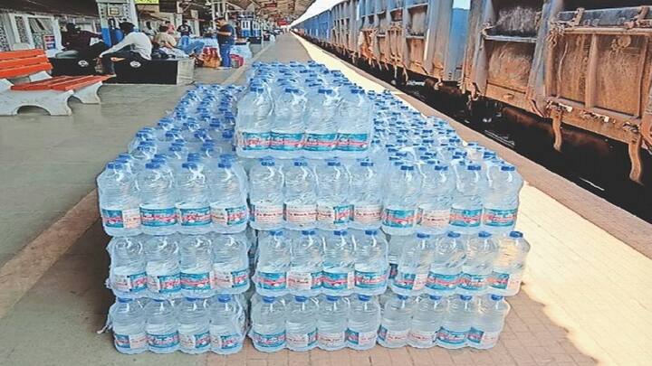 रेल्वेने प्रवास करणाऱ्या दैनिक प्रवाशांची संख्या मोठी असून ती कोट्यवधींच्या घरात आहे. त्यामुळे, दररोज रेल नीरची खरेदी करणाऱ्या ग्राहकांची संख्याही मोठी आहे.