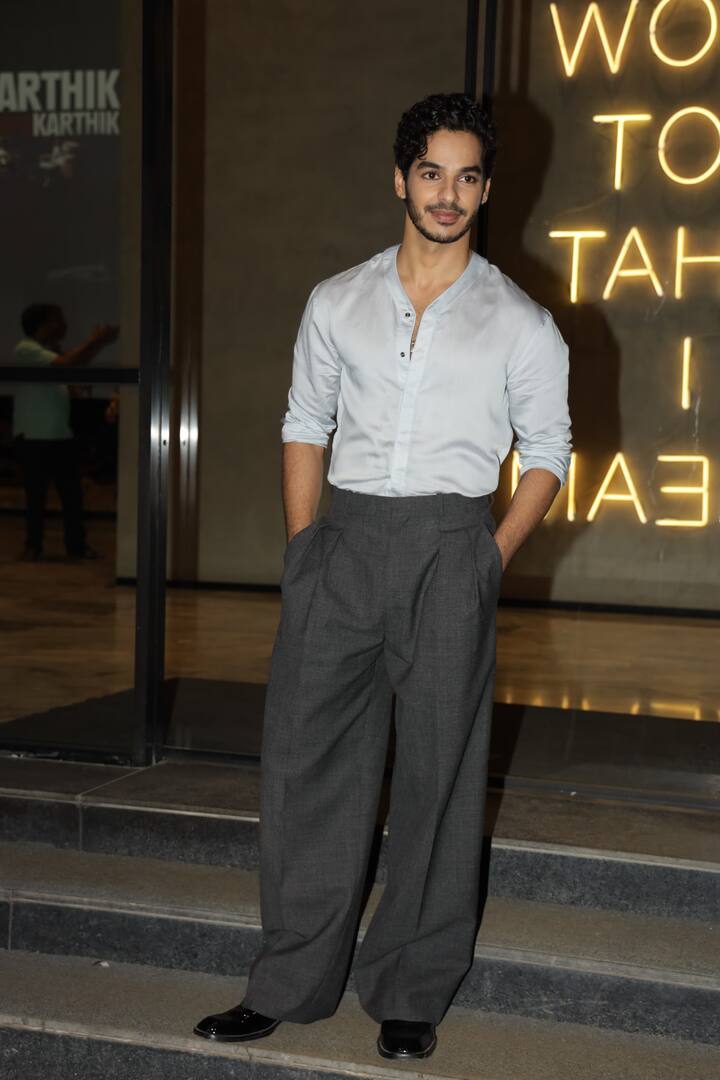 फिल्म के मेन लीड एक्टर ईशान खट्टर इस स्क्रीनिंग में डैशिंग लुक में दिखे. उन्होंने पैप्स को कई सारे पोज दिए.