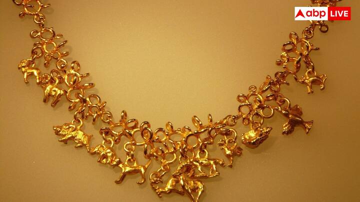 అదేవిధంగా, 18 క్యారెట్ల బంగారం కూడా జ్యూవెలరీ చేసేందుకు ఉపయోగిస్తారు. ఇందులో 75% బంగారం, 25% ఇతర లోహాలు ఉంటాయి. ఇది 22 క్యారెట్ల బంగారం కంటే ఎక్కువ మన్నికైనది.