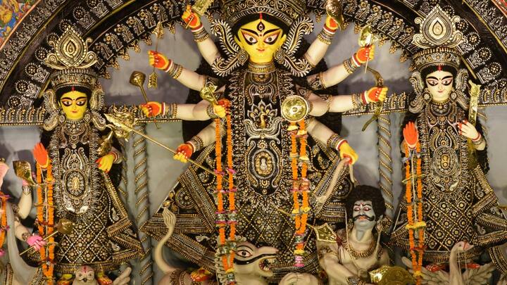 वाराणसी के घाटों की झलक चेतला अग्रणी दुर्गा पूजा पंडाल में उतर आती है. यहां की गंगा आरती और गूंजते हर-हर महादेव  के मंत्र दिल को काशी की पवित्र धड़कन से जोड़ देते हैं.
