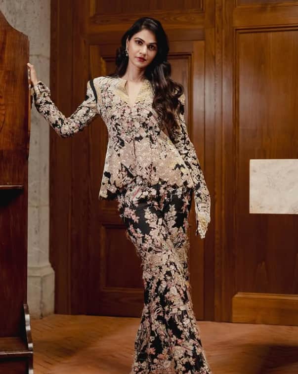 एक फेमस इंटरनेशनल स्कूल से अपनी स्कूली एजुकेशन कंप्लीट करने के बाद, स्नेहा ने अमेरिका के मैसाचुसेट्स इंस्टीट्यूट ऑफ टेक्नोलॉजी (MIT) से इलेक्ट्रॉनिक्स एंड कम्यूनिकेशन में इंजीनियरिंग में डिग्री हासिल की.