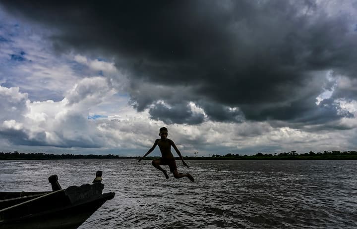 দক্ষিণবঙ্গে বৃষ্টি বাড়বে মঙ্গলবার। উপকূলের তিন জেলায়। আগামী কয়েক দিন বিক্ষিপ্তভাবে বজ্রবিদ্যুৎ সহ বৃষ্টির পূর্বাভাস। তবে জলীয় বাষ্পের কারণে বৃষ্টি না হলেই অস্বস্তি। মূলত মেঘলা আকাশ। কোথাও আংশিক মেঘলা আকাশ।