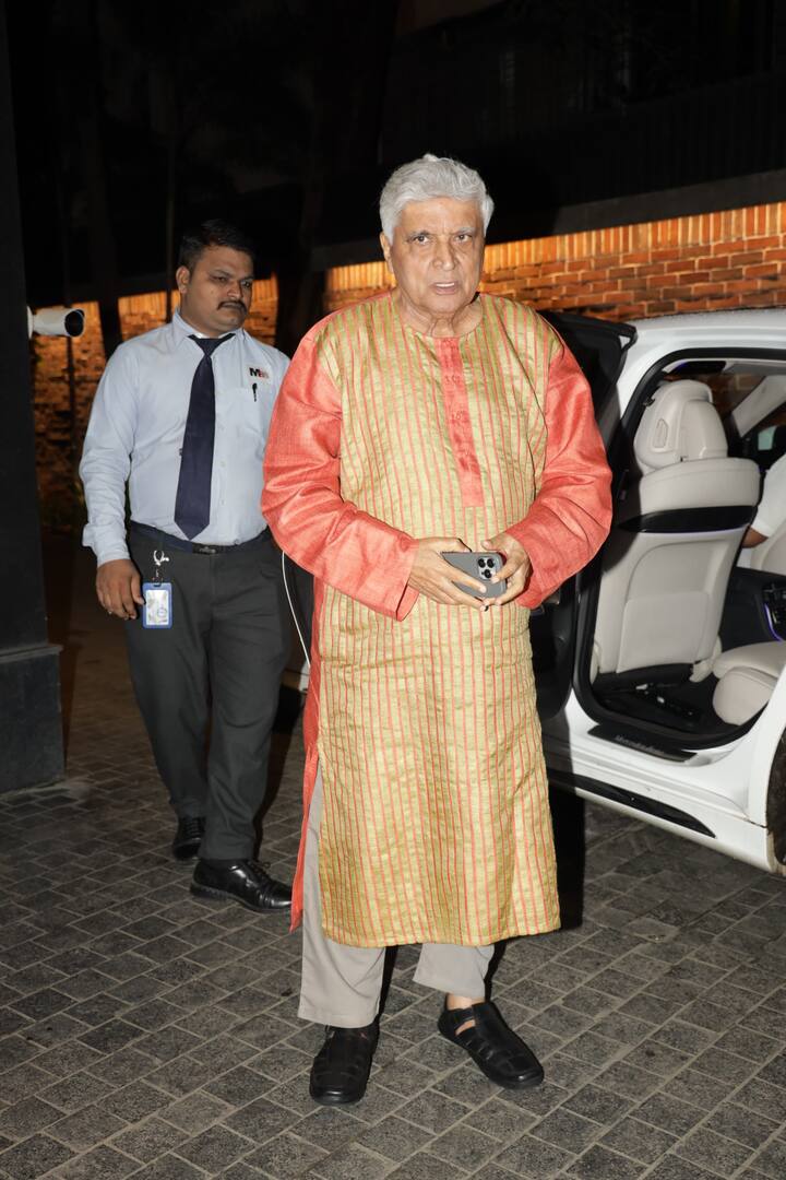 जावेद अख्तर ‘होमबाउंड’ की स्क्रीनिंग में शामिल हुए. इस दौरान वो ट्रेडिशनल लुक में नजर आए.