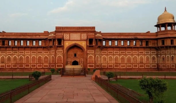 लाल किला: लाल पत्थरों से बना आगरा किला न सिर्फ कला का नमूना है, बल्कि इतिहास के कई राज भी समेटे हुए है. यह तस्वीर इसकी मजबूती और खूबसूरती का अहसास कराती है.
