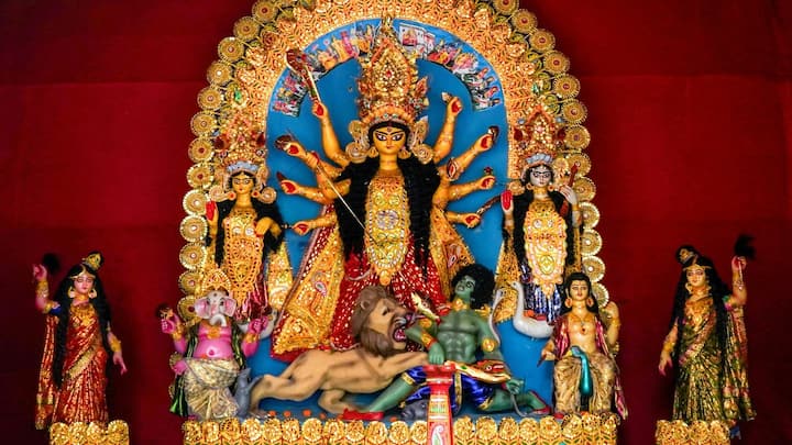 कोलकाता में दुर्गम डमडम पार्क के तरुण संघ की दुर्गा पूजा की खास बात, रंग-बिरंगे सजावट और देवी दुर्गा के अलग-अलग रूप होते हैं. यहां का उत्सव, बाजार और कलाकारों के लाइव शो त्योहार को और मजेदार बनाते हैं.