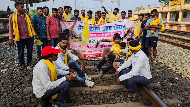 Kurmis Hold ‘Rail Roko’ Protest In Jharkhand Despite Prohibitory Orders, Train Services Hit Kurmis Hold ‘Rail Roko’ Protest In Jharkhand Despite Prohibitory Orders, Train Services Hit