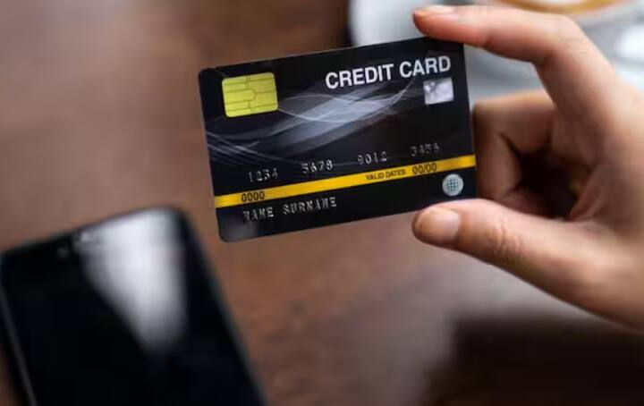 ਪੁਰਾਣੇ ਕ੍ਰੈਡਿਟ ਖਾਤੇ ਕਦੇ ਵੀ ਬੰਦ ਨਾ ਕਰੋ। ਇਹ ਲੰਬੇ ਸਮੇਂ ਤੋਂ ਚੱਲ ਰਹੇ ਖਾਤੇ ਤੁਹਾਡੇ ਕ੍ਰੈਡਿਟ ਰਿਕਾਰਡ ਨੂੰ ਮਜ਼ਬੂਤ ਕਰਦੇ ਹਨ। ਜਦੋਂ ਕਿ ਨਵੇਂ ਖਾਤੇ ਖੋਲ੍ਹਣਾ ਠੀਕ ਹੈ, ਤੁਹਾਡੇ CIBIL ਸਕੋਰ 'ਤੇ ਸਕਾਰਾਤਮਕ ਪ੍ਰਭਾਵ ਪਾਉਣ ਲਈ ਪੁਰਾਣੇ ਖਾਤੇ ਬਣਾਈ ਰੱਖਣਾ ਵੀ ਮਹੱਤਵਪੂਰਨ ਹੈ।