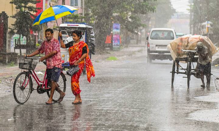 মঙ্গলবার থেকে দক্ষিণবঙ্গে বৃষ্টি বাড়বে। উপকূলের ৩টি জেলায় বইবে ঝোড়ো হাওয়া। উত্তরবঙ্গে ভারী থেকে অতি ভারী বৃষ্টির সতর্কতা রয়েছে।