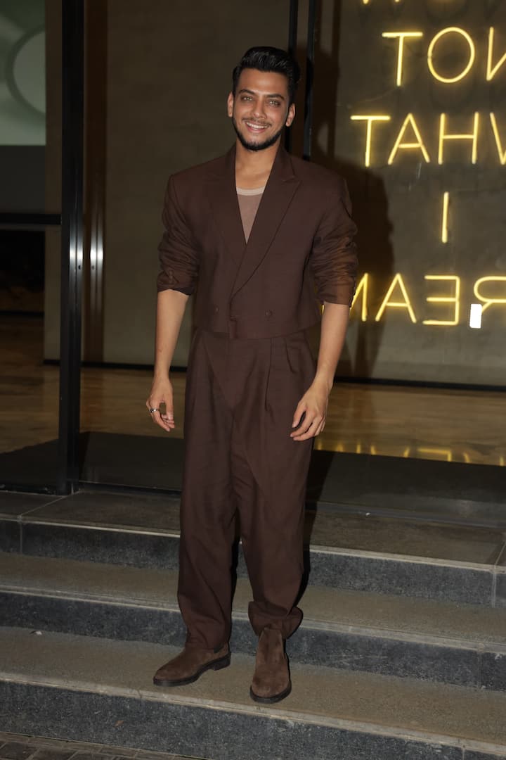 एक्टर विशाल जेठवा फिल्म में अहम किरदार निभा रहे हैं. स्क्रीनिंग में उनका चार्मिंग लुक देखने को मिला.