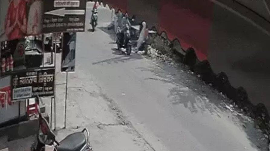 Punjab News: ਪੁਲਿਸ ਇੰਸਪੈਕਟਰ ਵੱਲੋਂ ਅੰਮ੍ਰਿਤਧਾਰੀ ਬਜ਼ੁਰਗ ਨਾਲ ਕੁੱਟਮਾਰ, ਧੱਕਾ ਦੇ ਜ਼ਮੀਨ 'ਤੇ ਸੁੱਟਿਆ ਲਾਹੀ ਪੱਗ; ਲੱਗੇ ਅਜਿਹੇ ਦੋਸ਼.. Jalandhar News Police inspector beat up Amritdhari older man, pushes him, takes off his turban and throws him on the ground; such allegations have been made.. Punjab News: ਪੁਲਿਸ ਇੰਸਪੈਕਟਰ ਵੱਲੋਂ ਅੰਮ੍ਰਿਤਧਾਰੀ ਬਜ਼ੁਰਗ ਨਾਲ ਕੁੱਟਮਾਰ, ਧੱਕਾ ਦੇ ਜ਼ਮੀਨ 'ਤੇ ਸੁੱਟਿਆ ਲਾਹੀ ਪੱਗ; ਲੱਗੇ ਅਜਿਹੇ ਦੋਸ਼..