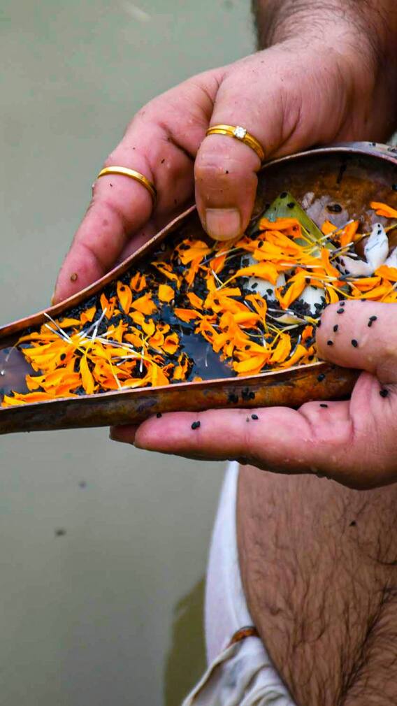 রাত পোহালেই মহালয়া, পুণ্য প্রাতে তর্পণে কী লাভ?