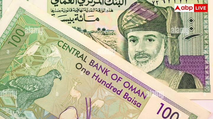 एक ओमान रियाल 2.6008 यूएसडी के फिक्स रेट पर अमेरिकी डॉलर से जुड़ा हुआ है.