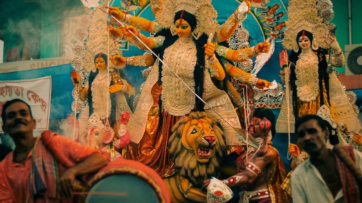 मोहम्मद अली पार्क की दुर्गा पूजा कोलकाता की सबसे लोकप्रिय दुर्गा पूजाओं में से एक है. पंडाल की सजावट इतनी खूबसूरत और विस्तार से की गई होती है कि इसे कोलकाता में देखना हमेशा एक “मस्ट वाच” अनुभव माना जाता है.