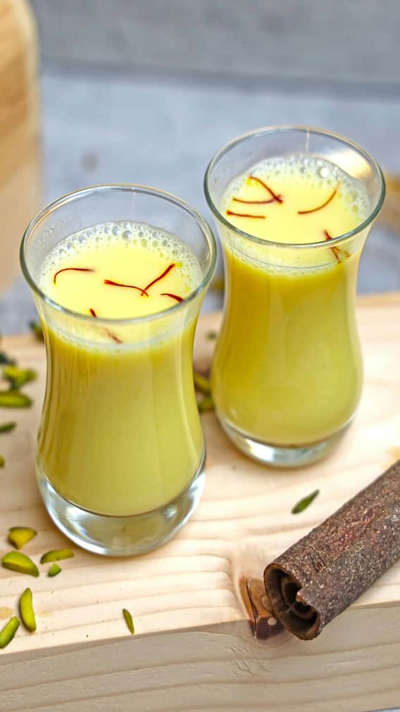 रोज हळदीचं दूध का प्यावं?