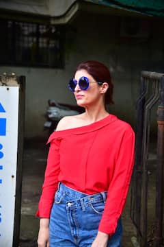 51 की उम्र में भी बरकरार है ट्विंकल खन्ना का निखार, स्टाइलिश अवतार में जुहू में नजर आईं डीवा