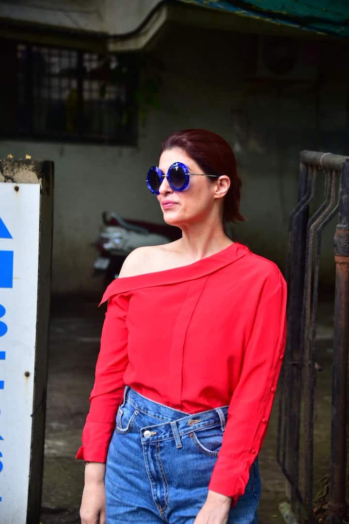 ट्विंकल खन्ना बॉलीवुड की खूबसूरत एक्ट्रेसेस में से एक हैं. हर बार वो अपने यूनिक फैशन सेंस से सभी का ध्यान अपनी ओर खींच ही लेती हैं.