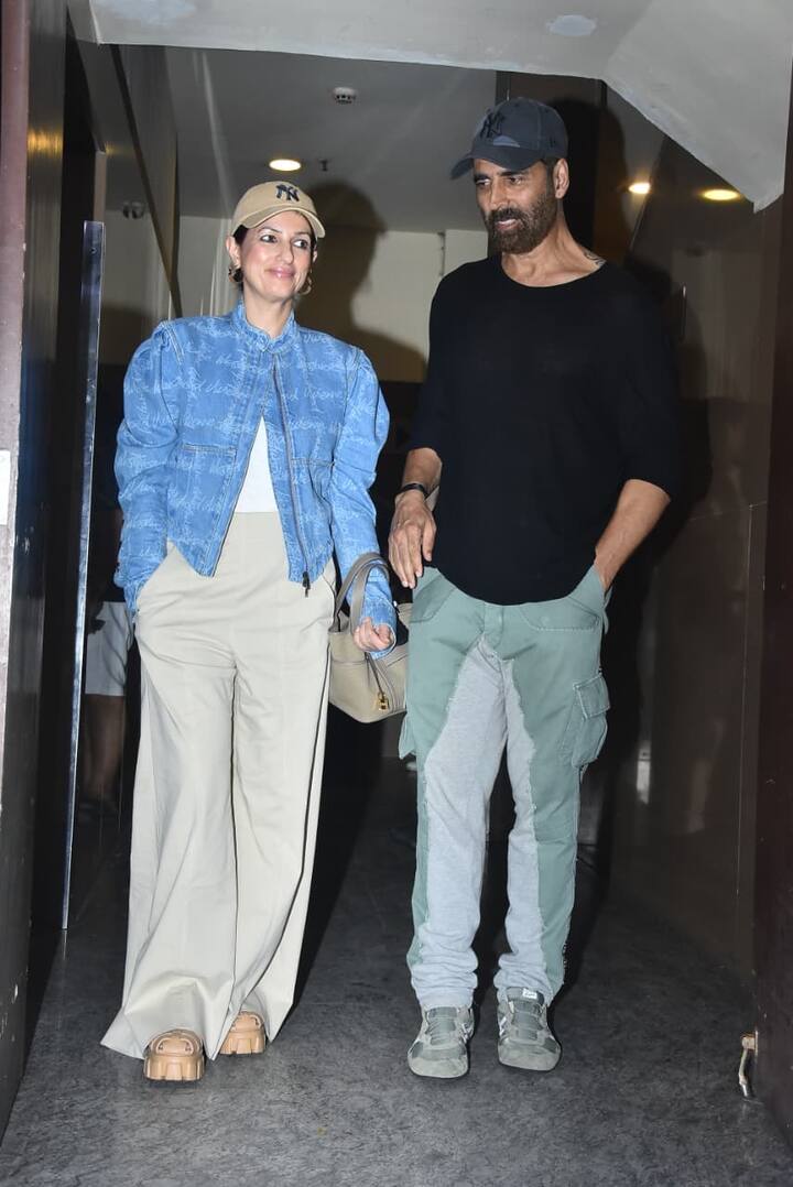 अक्षय ने अपने ट्राउजर से मैचिंग शूज पहने थे और एक कैप के साथ अपना लुक कंप्लीट किया था.