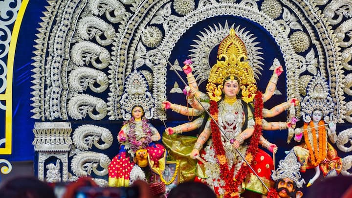 हर साल नलिन सरकार पंडाल दुर्गा पूजा में प्रकृति और विरासत का बेहतरीन मेल दिखता है. समिति पूरी मेहनत करती है कि पंडाल रंग-बिरंगी सजावट, क्रिएटिव डिजाइन और मिट्टी से बनी देवी दुर्गा की मूर्ति के साथ और भी खास बन जाए.