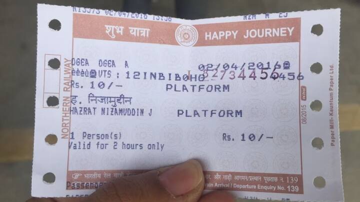 अगर किसी वजह से ऊपर दिए गए सभी ऑप्शन काम न आएं. तो जनरल टिकट खरीदकर भी यात्रा की जा सकती है. हालांकि इसमें आपको बिना रिजर्वेशन डिब्बे में बैठना होगा. यह तरीका लंबी दूरी के लिए आरामदायक नहीं है, लेकिन जरूरी हालात में काम आता है. बेहतर यही होगा कि पहले अन्य विकल्प जरूर आजमाएं.