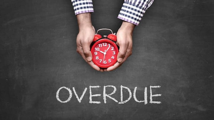 अगर कोई पेमेंट मिस हो गई है या लोन डिफॉल्ट हो गया है. तो उसे तुरंत चुकाएं. लंबा समय तक अनपेमेंट रहने पर स्कोर और ज्यादा घट सकता है. बैंक या क्रेडिट एजेंसी से संपर्क करके ओपन इश्यू हल करें. इससे रिपोर्ट साफ होती है.