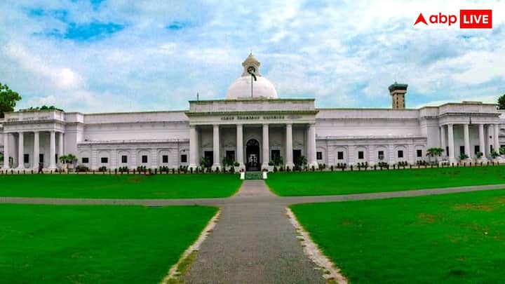 2001 में भारत सरकार द्वारा इसे इंडियन इंस्टिट्यूट ऑफ़ टेक्नोलॉजी का दर्जा दिया गया और यह भारत का सातवां आईआईटी बन गया.
