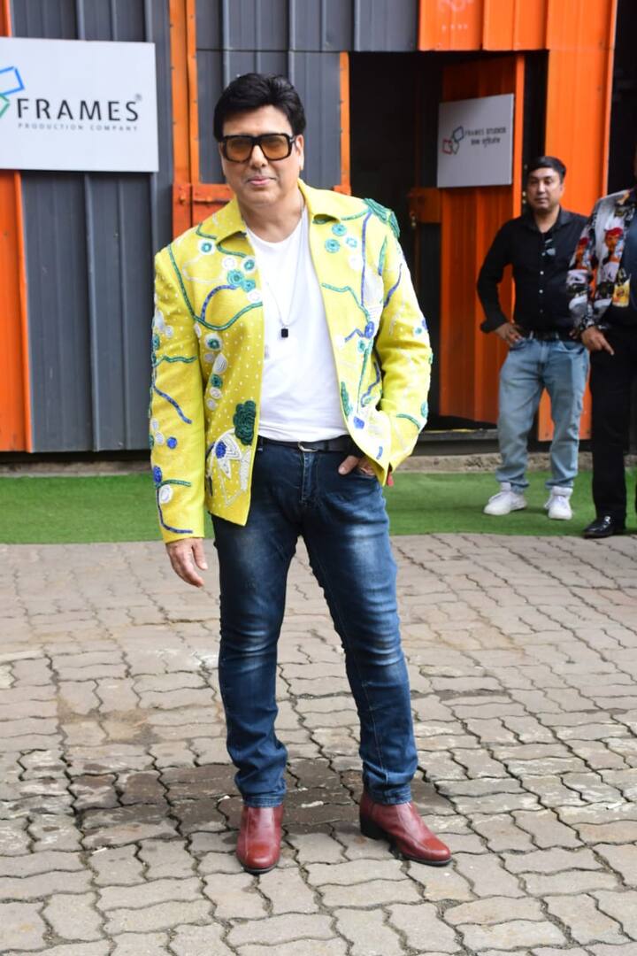 इस आउटफिट को उन्होंने व्हाइट टीशर्ट, लॉकेट और स्टाइलिश शूज के साथ पूरा किया. इसके साथ ही उनके हेयरस्टाइल और सनग्लासेज ने पूरे लुक में चार चांद लगा दी.