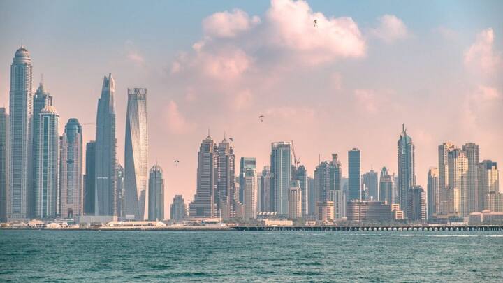 इसका खर्च लगभग AED 300 से 400 होता है, यानी करीब 7,000 से 10,000 रुपये तक हो सकता है. अगर आप अपनी कार रखते हैं तो पेट्रोल, इंश्योरेंस और पार्किंग जैसे खर्च बजट को काफी बढ़ा सकते हैं.