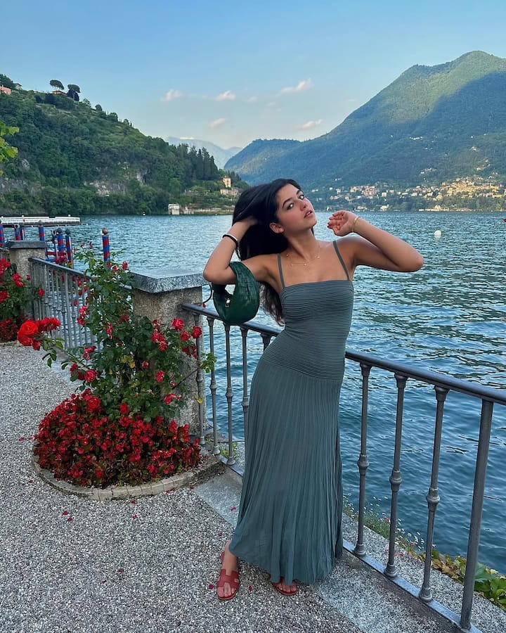 In this picture, Naomika is seen posing in a bodycon dress, this stylish look is very beautiful.
