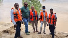 नक्सल प्रभावित क्षेत्रों में पहुंच रहीं स्वास्थ्य सेवाएं, इंद्रावती नदी में नाव चलाकर पहुंचे स्वास्थ्य कर्मचारी