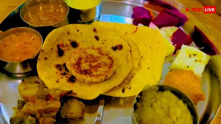 गुजरात का खाना पूरी दुनिया में अपने अनोखे खट्टे-मीठे टेस्ट और हल्के मसालों के लिए जाना जाता है.दिल्ली के चाणक्यपुरी में स्थित गुजरात भवन की कैंटीन में आपको एकदम पारंपरिक गुजराती थाली खाने को मिलेगी. यहां पर आपको तीन तरह की थाली मिलती है, जिसमें मिनी, रेगुलर और स्पेशल थाली शामिल है. यहां का खाना हल्का और बहुत टेस्टी होता है. यहां 350-400 रुपये में अच्छे से पेट भर कर खा सकते हैं.
