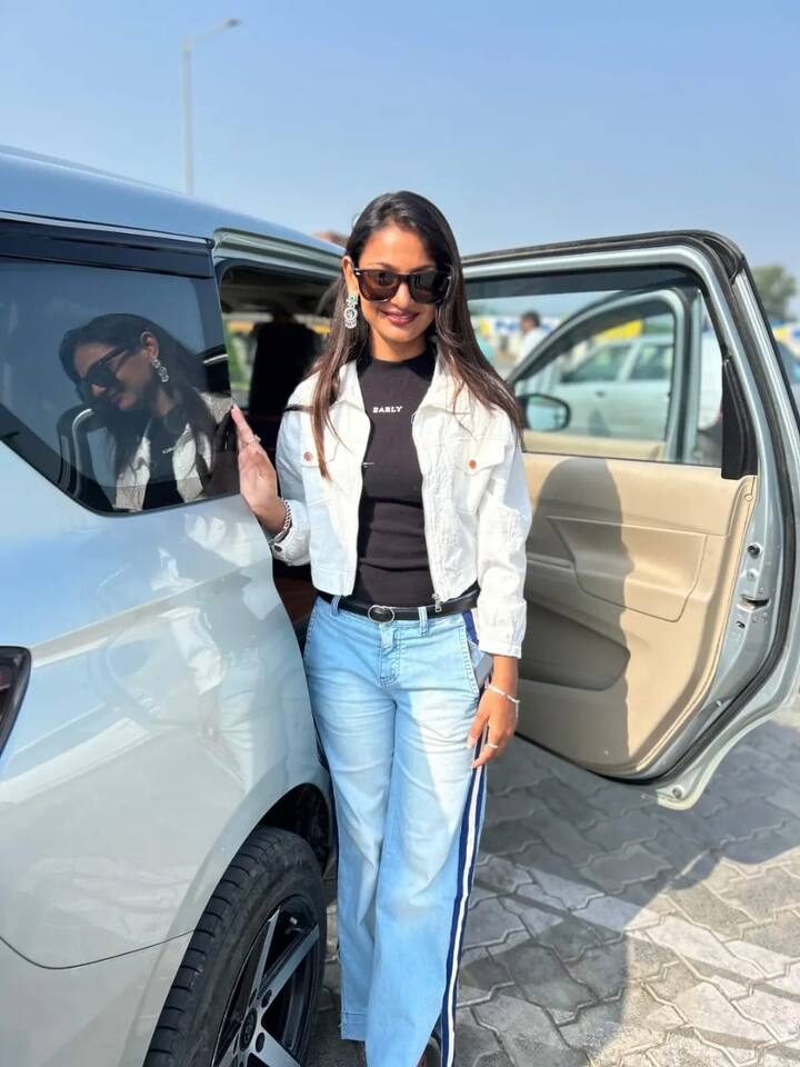 Along with this, with a slight smile, he has shared many pictures of his pictures with different poses. Users are also raining likes and comments on this post of Monalisa.