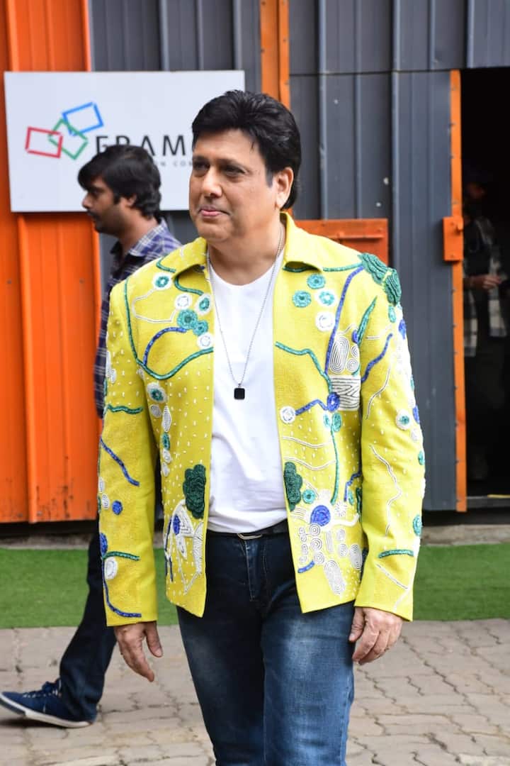 वायरल तस्वीरों में अभिनेता को येलो कलर के एंब्रॉयडर्ड जैकेट के साथ डेनिम जीन्स कैरी करते हुए देखा गया. इस स्टाइलिश अंदाज में उन्होंने पैप्स के सामने अलग-अलग पोज भी दिए.