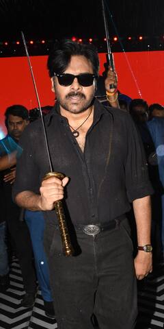 Pawan Kalyan - OG Concert Photos: 'ఓజీ' ప్రీ రిలీజ్‌ ఈవెంట్‌లో పవన్ కళ్యాణ్ ఫోటోలు - కటానాతో మామూలు హంగామా చేయలేదుగా
