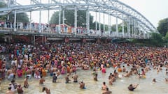 Devotees Take Holy Dip In Ganga On Mahalaya Amavasya In Kolkata