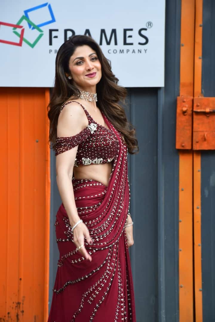 Shilpa Shetty was recently spotted by Paps on the set of super dancer's grand finale. During this time, the actress looked beautiful of Bala.
